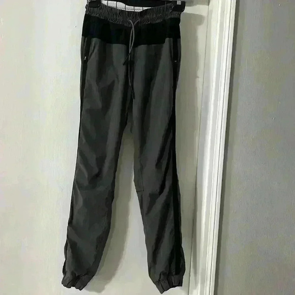 Lululemon Track To Reality Pant
Soot Light / Black / Slalom Stripe Angel Wing - Picture 9 of 16